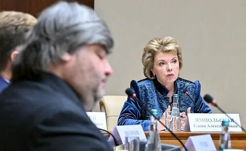 Е. Ямполькая  говорит президенту о провалившемся конкурсе как о достижении