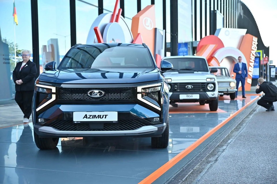    "Лада Азимут" и другие автоновинки сезона-2026 показали на ПМЭФ. Алексей БУЛАТОВ