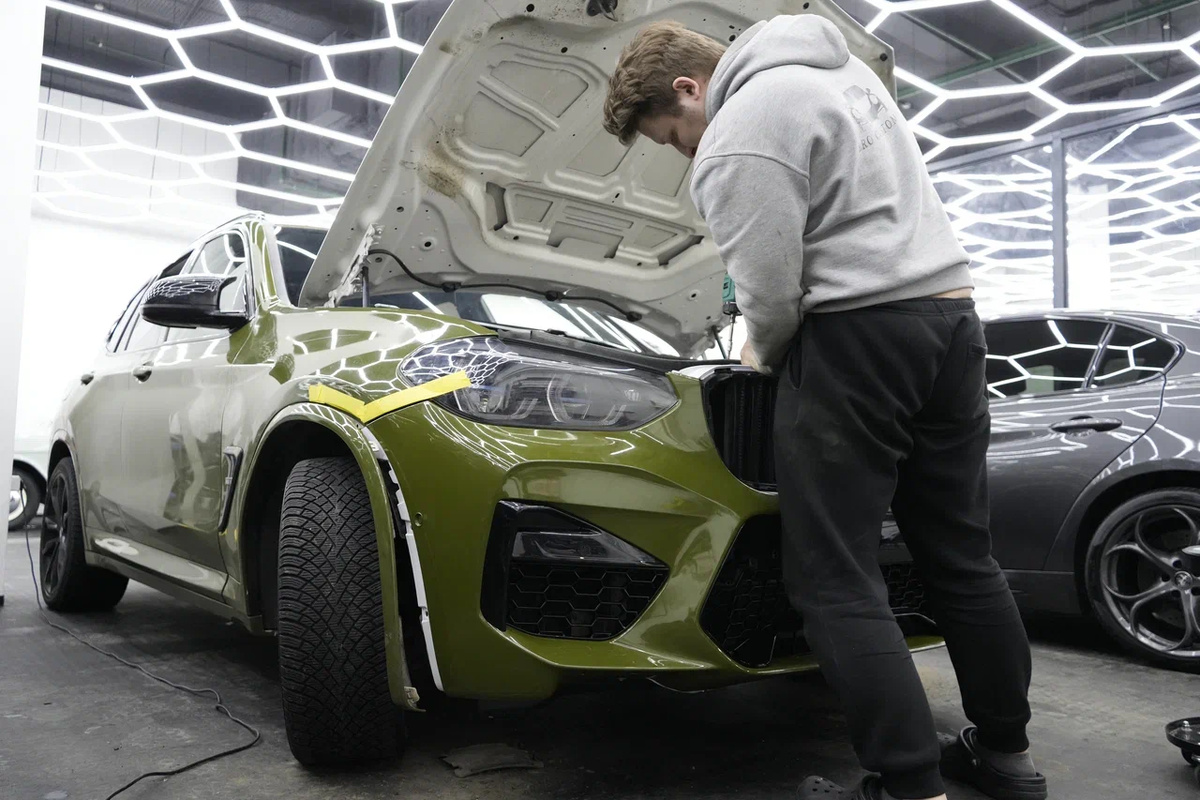 BMW X3 на оклейке цветным полиуретаном в нашем детейлинг-центре 2 года назад