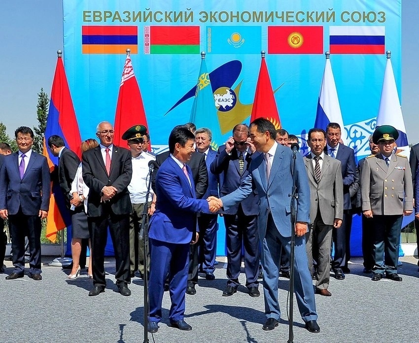    Торжественная церемония вступления КР в ЕАЭС прошла на границе республики с Казахстаном. / gov.kg