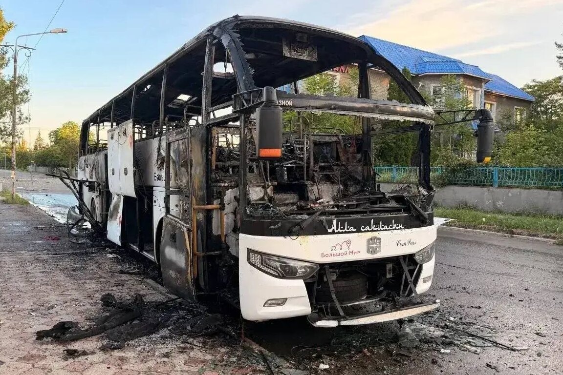     Погибли 7 человек: опубликовано видео момента удара беспилотника по рейсовому автобусу Москва - Симферополь в Енакиево