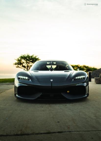 Koenigsegg Gemera — уникальный четырёхместный гиперкар, который сочетает экстремальную мощность, футуристичные технологии и практичность GT-автомобиля.
Модель стала первым семейным гиперкаром в истории Koenigsegg.