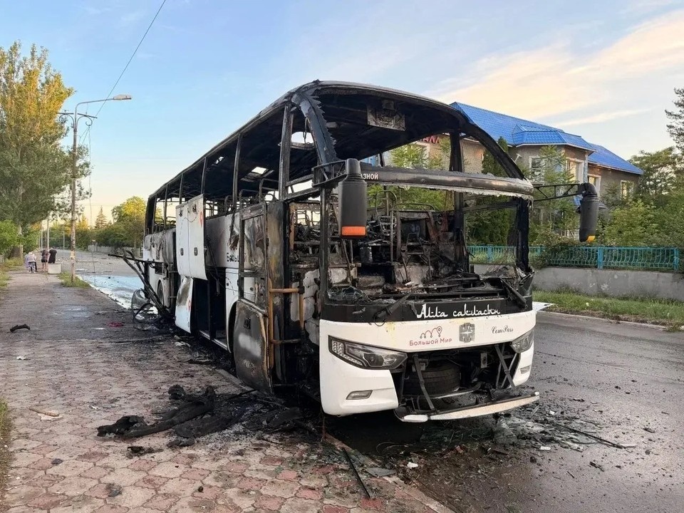    Момент атаки ВСУ на автобус в Енакиево попал на камеры наблюдения. Фото: Штаб обороны ДНР