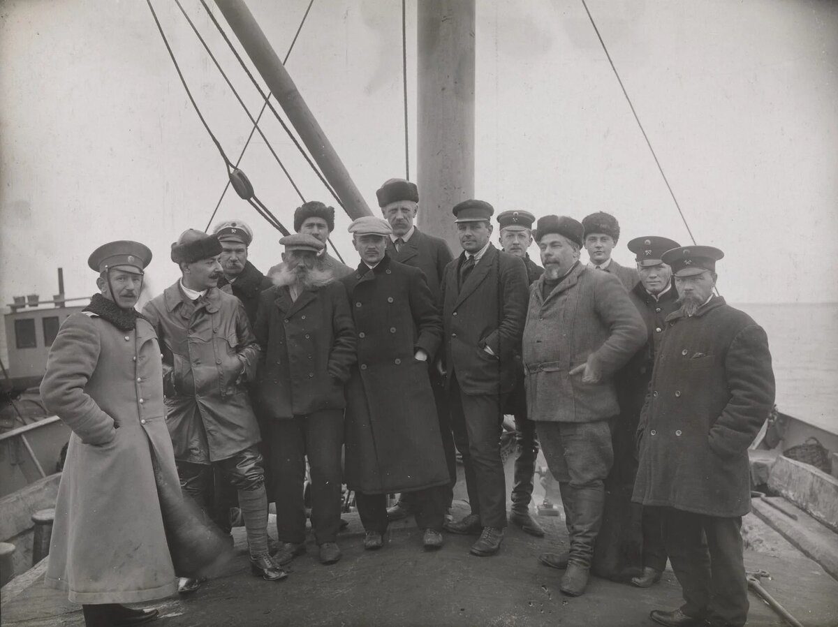 Члены экипажа судна «Коррект» и баржи «Туруханск» в устье Енисея. 1913 г.