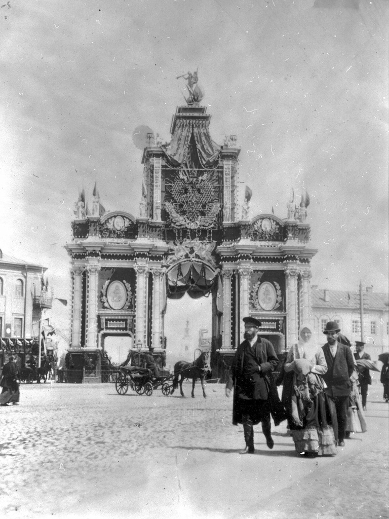 Красные ворота.
Неизвестный автор, май 1896 года, г. Москва, пл. Красные ворота, из архива Александра Евгеньевича Архипова.