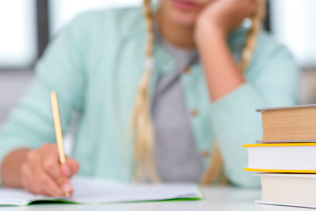 источник фото: https://www.magnific.com/ru/free-photo/young-blonde-student-writing-blurred-effect_7770257.htm#fromView=search&page=1&position=29&uuid=5053783d-fa22-457b-982a-67cd4e45639f&query=экзамены+тесты