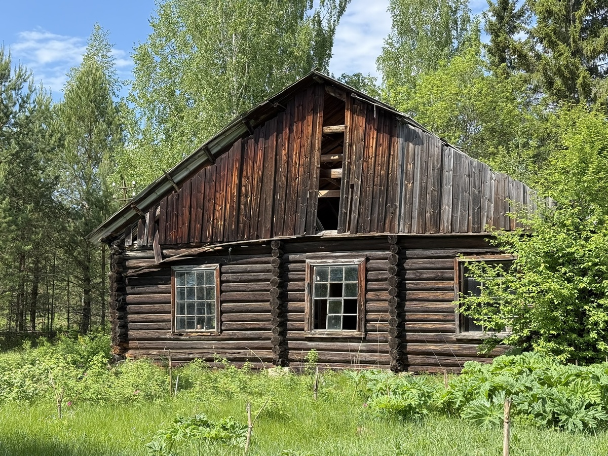 здание школы в поселке Верх-Кважва