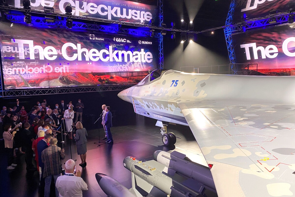    Главная сенсация авиасалона Dubai Airshow 2021 - презентация Россией легкого тактического истребителя пятого поколения Checkmate ("Шах и мат")./REUTERS