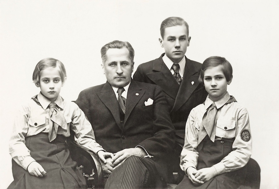Георг Отс с отцом и сестрами в 1938 году