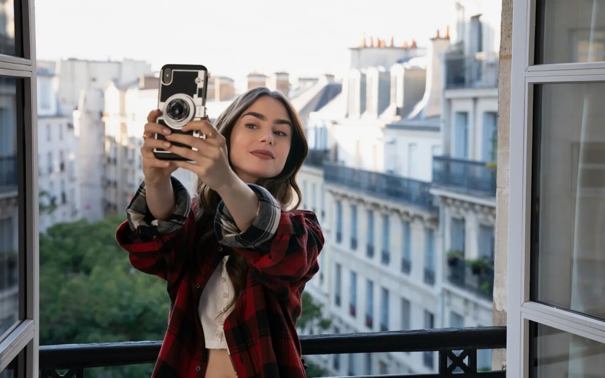    Кадр из сериала «Эмили в Париже» (Emily in Paris)