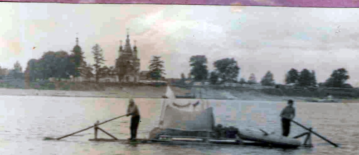 В 1976 году Виктор вместе с женой и другом поплыли на самоходной барже до деревни Нюксеницы, там соорудили свой первый плот. Фото предоставлены
Виктором Чучиным