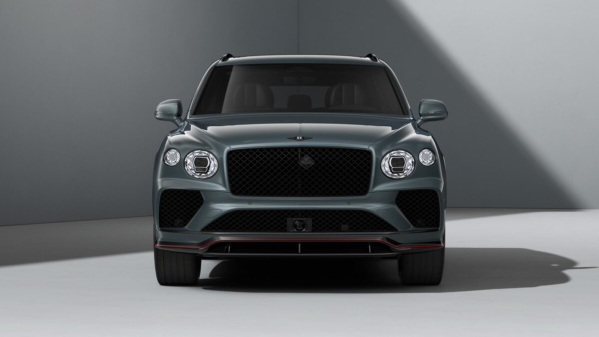 Bentley Bentayga Speed — роскошный британский SUV, который сочетает комфорт представительского автомобиля и динамику спортивного кроссовера.
Модель создана для тех, кто хочет максимальную роскошь без отказа от мощности и скорости.