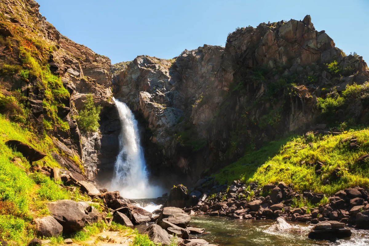 Куркурский водопад в Алтайских горах, Сибирь, Россия. Источник: Shutterstock, Olga Gavrilova
