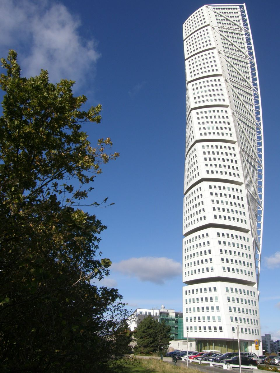 Небоскреб Turning Torso является своего рода визитной карточной Мальмё. 54-этажное здание высотой 190 метров было построено по проекту испанского архитектора Сантьяго Калатравы и сдано в эксплуатацию 27 августа 2005 года. Фото автора