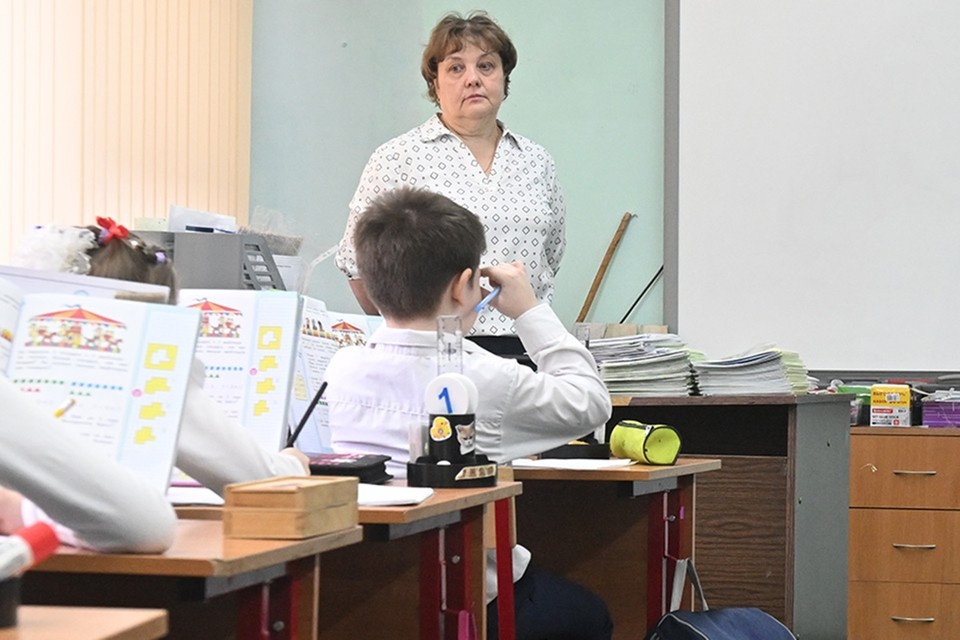    В Амурской области и на Сахалине обнаружили поддельные документы о сокращениях педагогов. Михаил ФРОЛОВ