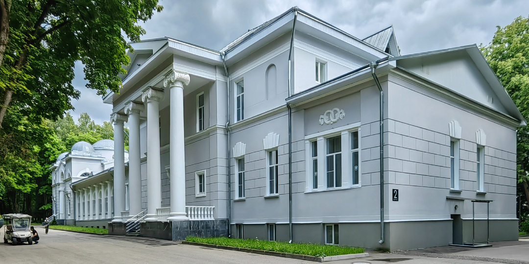 Усадьба Покровское-Рубцово, где в начале 20 века был открыт санаторий Г.А. Каратаевой, функционирующий по сей день (Московская область)