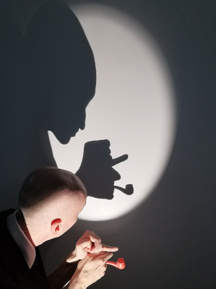 Drew Colby and his shadow. Театр теней начинается с простого чуда: рука превращается в образ. Фото: WinkingMarybud, CC BY-SA 4.0 / Wikimedia Commons