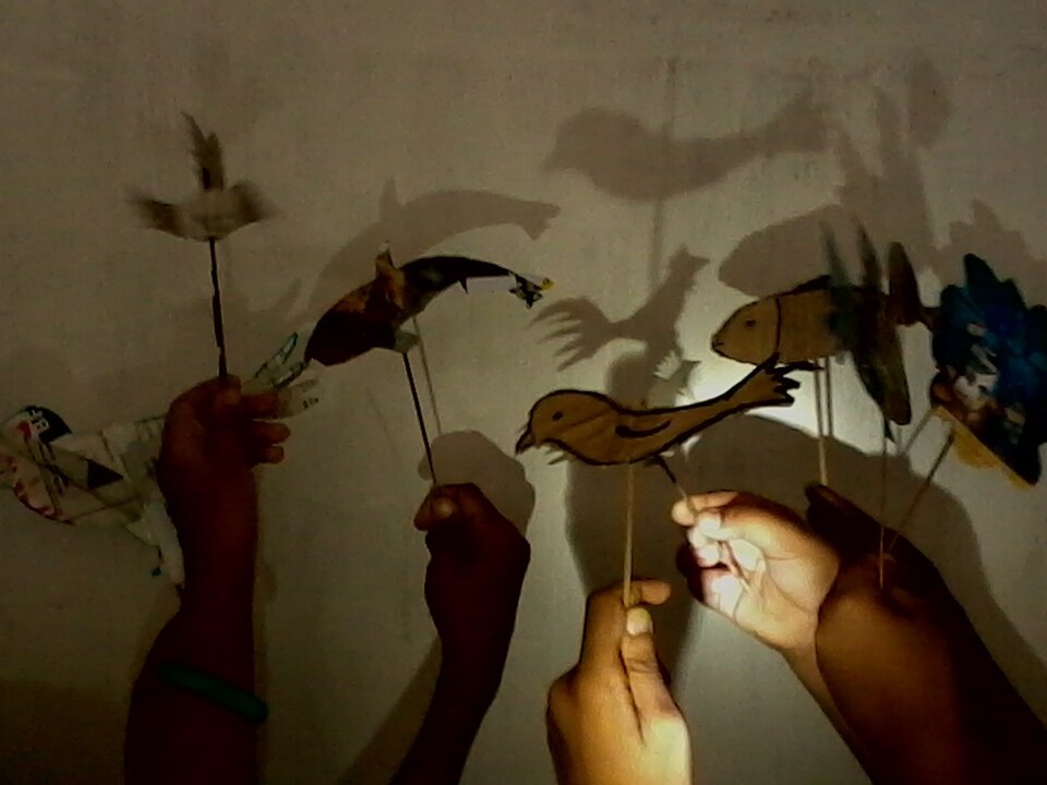 Children making shadows. Детский театр теней: бумажные фигурки, свет и стена превращаются в целую историю. Фото: Ramjchandran, CC BY-SA 4.0 / Wikimedia Commons