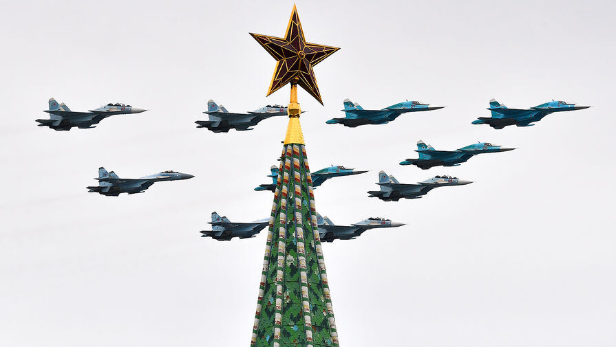 Строй «тактическое крыло» из истребителей Су-30СМ, Су-35С и бомбардировщиков Су-34 на воздушном параде Победы в Москве, 9 мая 2020 года / Евгений Биятов/РИА «Новости»   📷