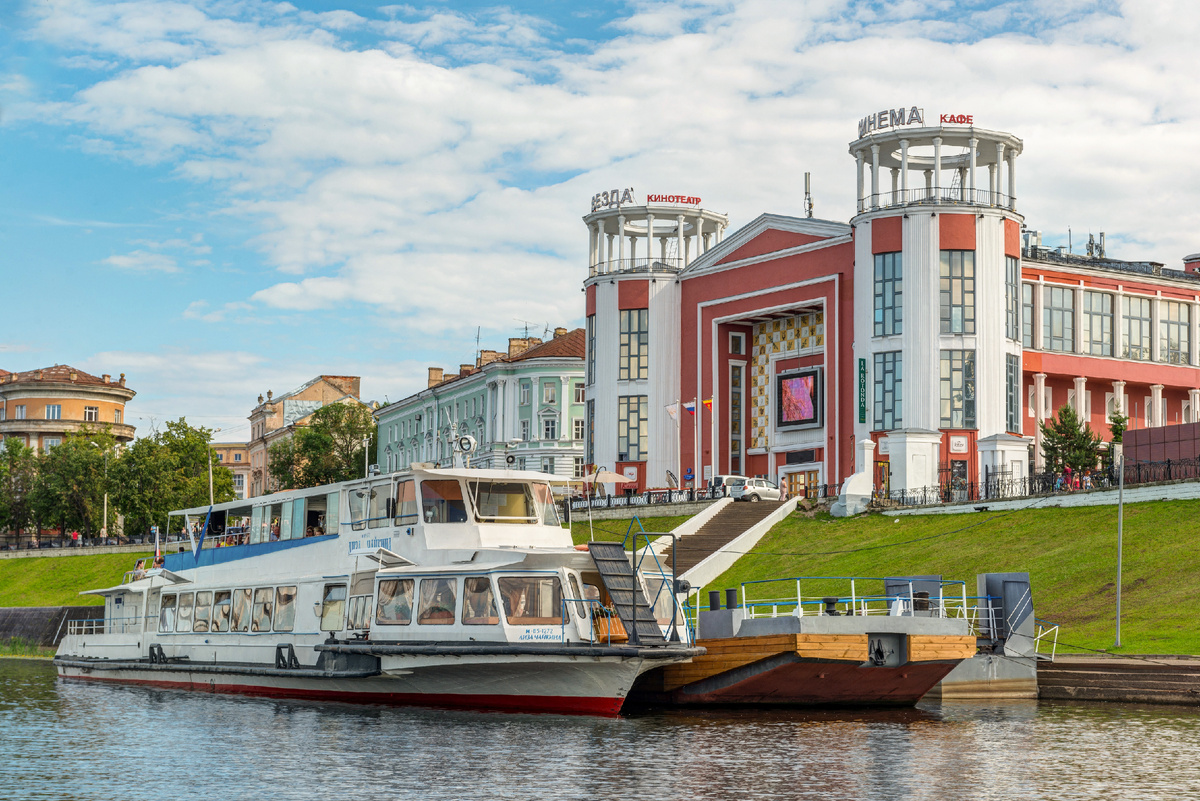 По Волге можно прокатиться на кораблике