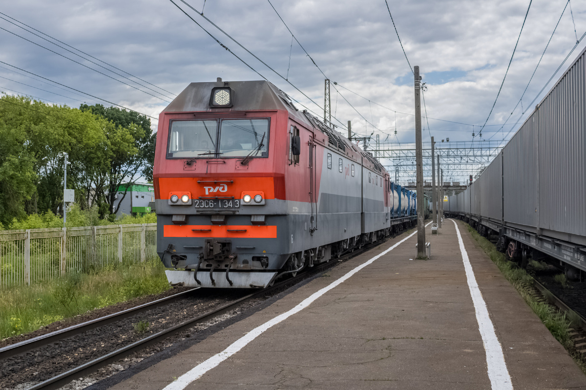 Электровоз 2ЭС6-1343 "Синара" с грузовым поездом следует по станции Орехово-Зуево