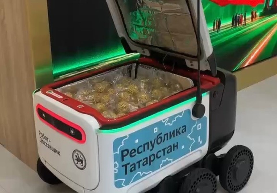    По стенду передвигается робот-доставщик, загруженный упаковками с чак-чаком. скриншот