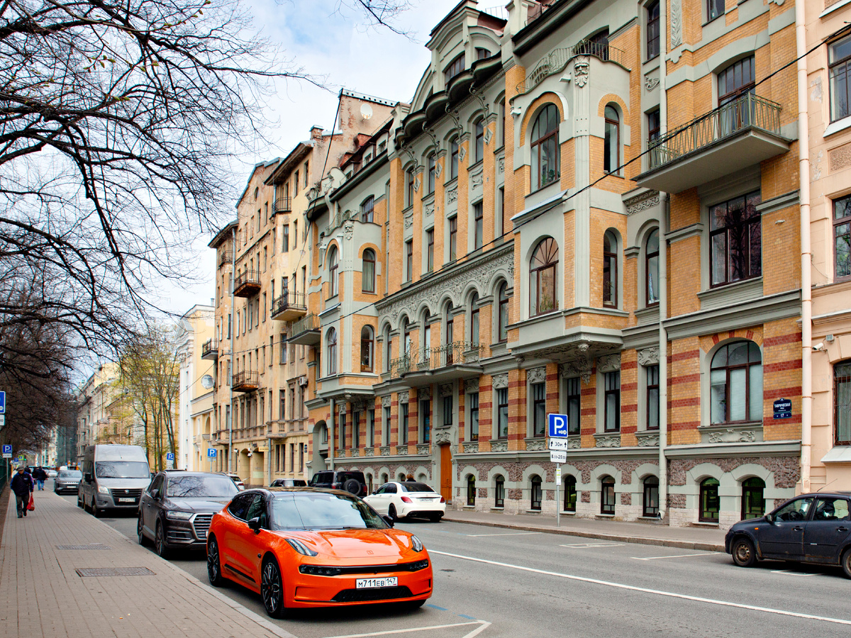 Таврическая улица, Санкт-Петербург. В центре - дом номер 17 (с эркерами).