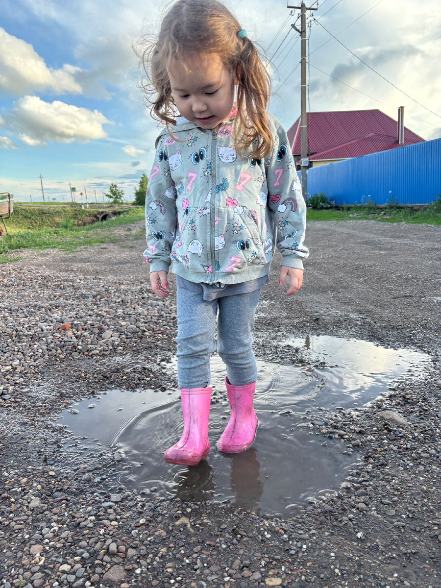 Но как детский психолог я каждый раз напоминаю себе одну важную вещь: Для ребёнка лужа — это не просто лужа.