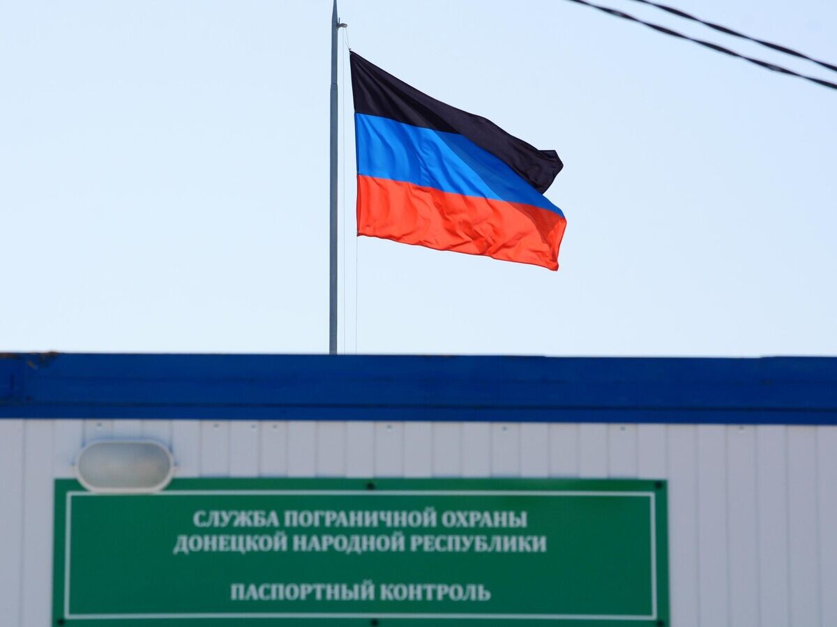    Флаг Донецкой Народной Республики над КПП "Еленовка" между Украиной и ДНР.© РИА Новости . Игорь Маслов