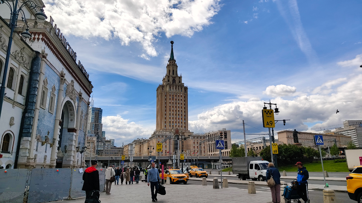 Вон она красуется