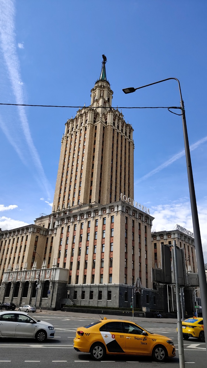Но в гостиницу в этот раз не заходили. Может в следующий, когда времени побольше будет, зайдём на интерьеры посмотреть 😃