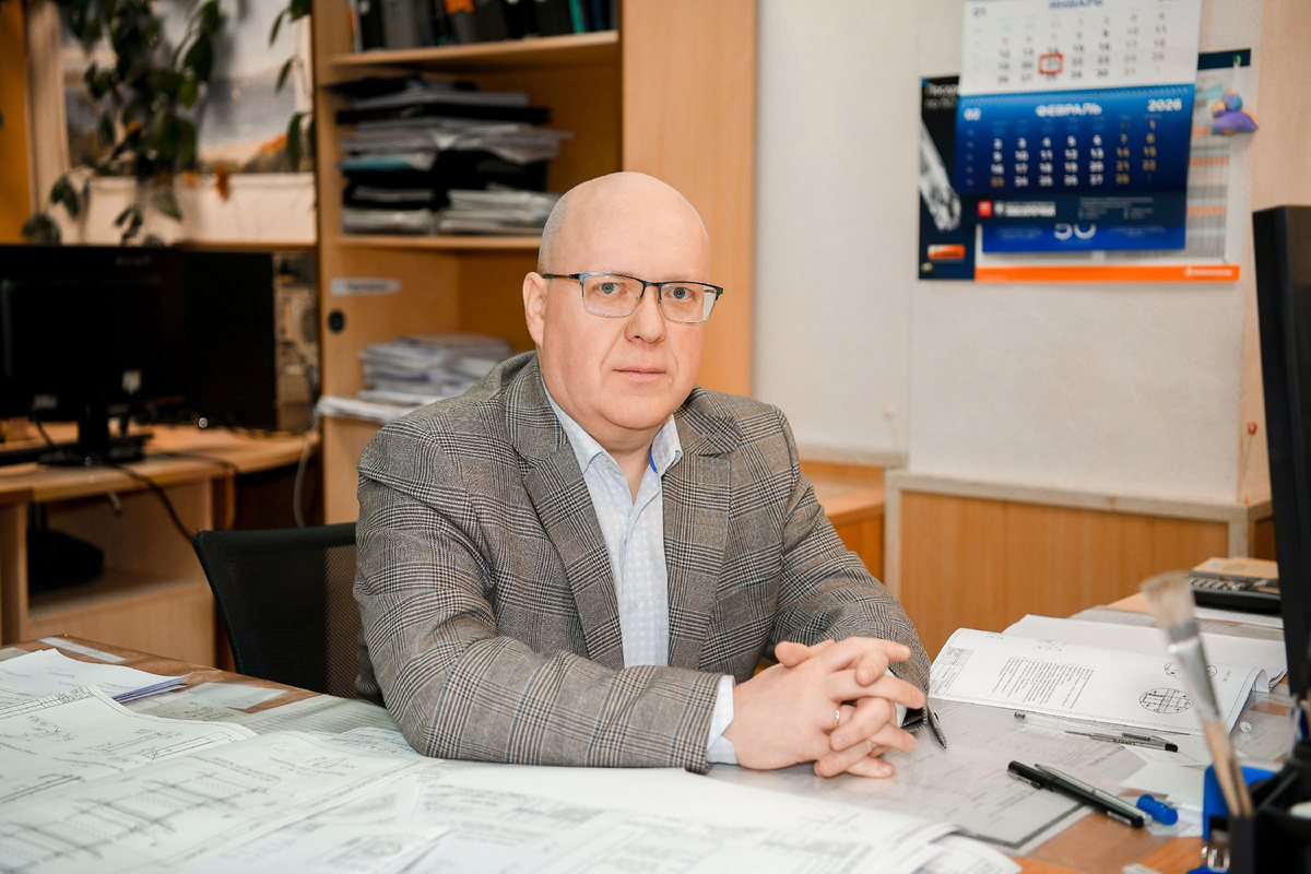 Андрей Алексеевич Совершаев, 50 лет. Из них половину работает в Центре судоремонта «Звёздочка» ОСК. Последовательно прошел все ступени профессиональной лестницы, начиная путь простым инженером. Далее: инженер III, II и I категории, руководитель группы, начальник бюро. Затем передал бразды правления своему ученику и сосредоточился на научно-прикладной работе и подготовке быстрых разумом Невтонов. Награждён Почётными грамотами Минпромторга РФ и администрации Северодвинска, Почётными грамотами и благодарностями генерального директора ЦС «Звёздочка».