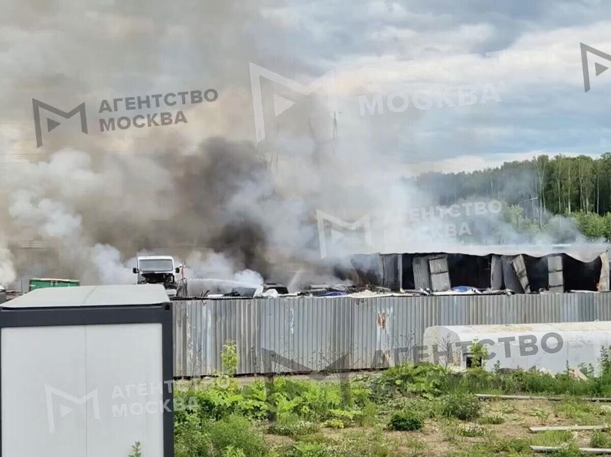    Пожар на территории автосервиса в поселке Измайлово в Ленинском округе Подмосковья | © Фото : Агентство "Москва"/Telegram