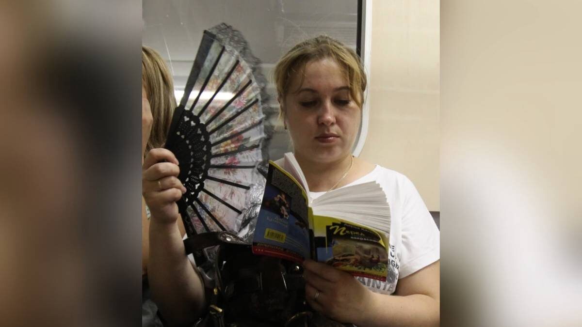    По данным недавнего опроса ВЦИОМа, детектив остается одним из популярных жанров литературы, их читает 41 процент россиян. И, зачастую, происходит это в метро / Фото: Владимир Федоренко / РИА Новости