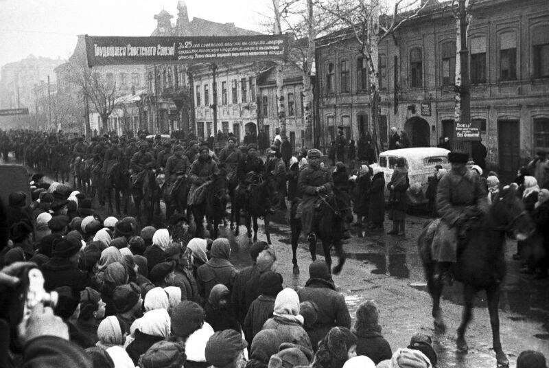 Жители Ростова встречают красноармейцев