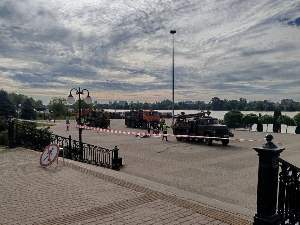 Так сейчас выглядит спуск на набережную, куда пригнали строительную технику. Фото: Краснодар ЮМР / Telegram