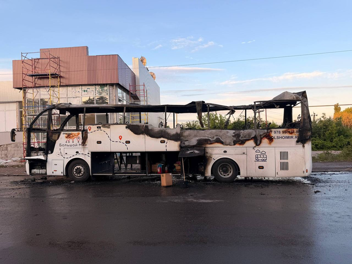 Сгоревший от удара БПЛА автобус в Енакиево