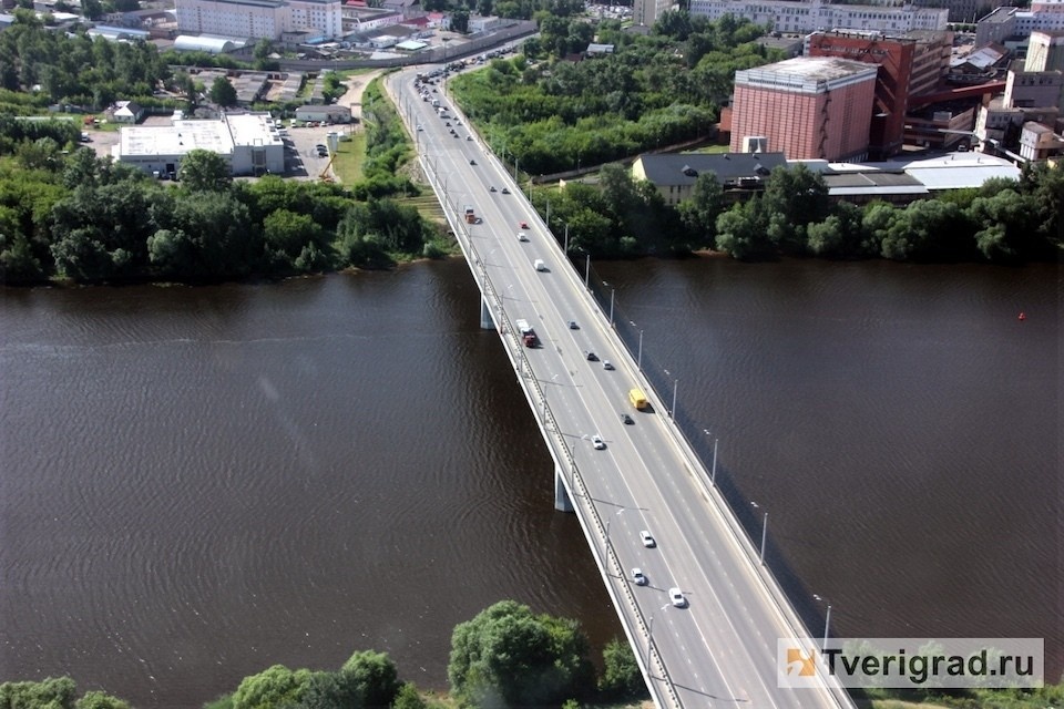    Дорожное покрытие на мосту пришло в негодность за тринадцать лет, прошедших со времени последнего капитального ремонта. Фото: tverigrad.ru.