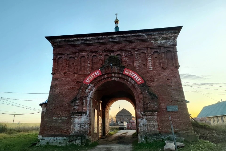    Сохранившиеся врата монастыря. Александр ЖМУЛИН