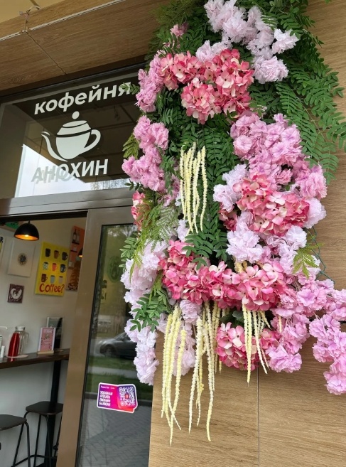    Неизвестные сорвали украшения с фасада кофейни в центре Петрозаводска© Евгений Громов