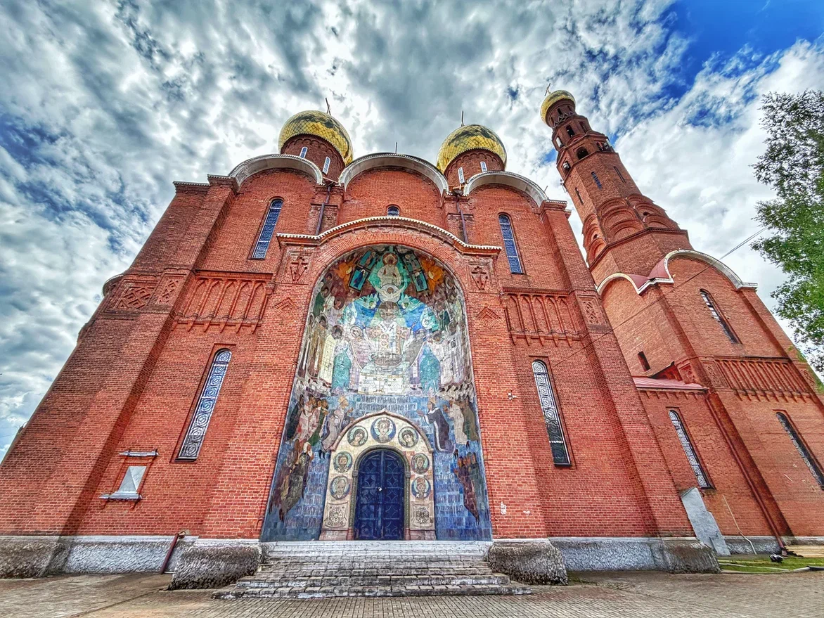 Воскресенская церковь, Красная, с майоликой. Вичуга, Ивановская область. Фото автора