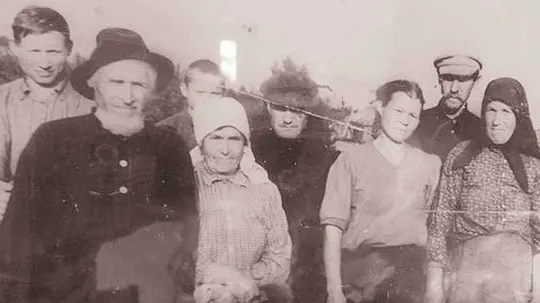 Из 31 мая 1931 г на глухой таёжный берег реки Анги были высажены с барж 7800 чел, около 1200 семей раскулаченных из Алтайского края. Так образовалась Городецкая комендатура и пос Палочка, Проточка, Городецк, Суйга. Через 2 года в живых осталось около 700 чел