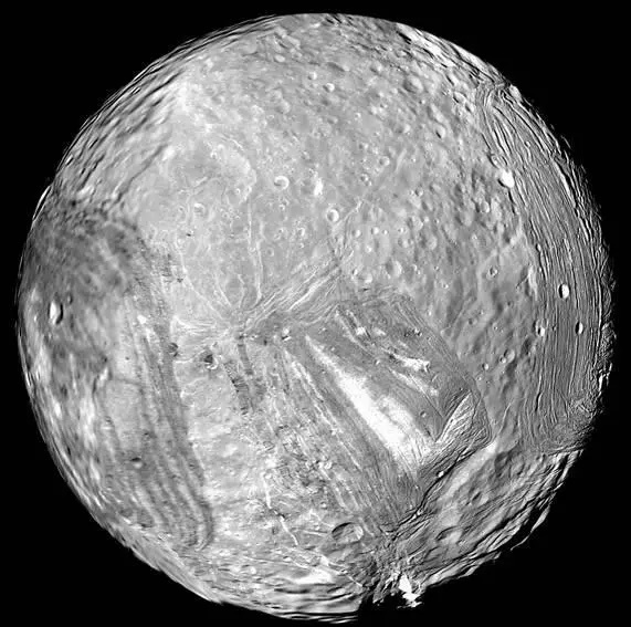 На этом снимке, полученном космическим аппаратом Voyager2   24 января 1986 года, видна ледяная луна Урана — Миранда. Источник: NASA.