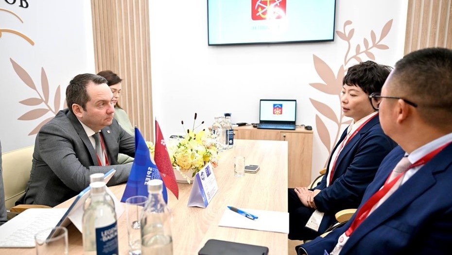    Встреча Андрея Чибиса с представителями компании NewNew Shipping Line на ПМЭФ 3 июня Автор фото: t.me/andrey_chibis