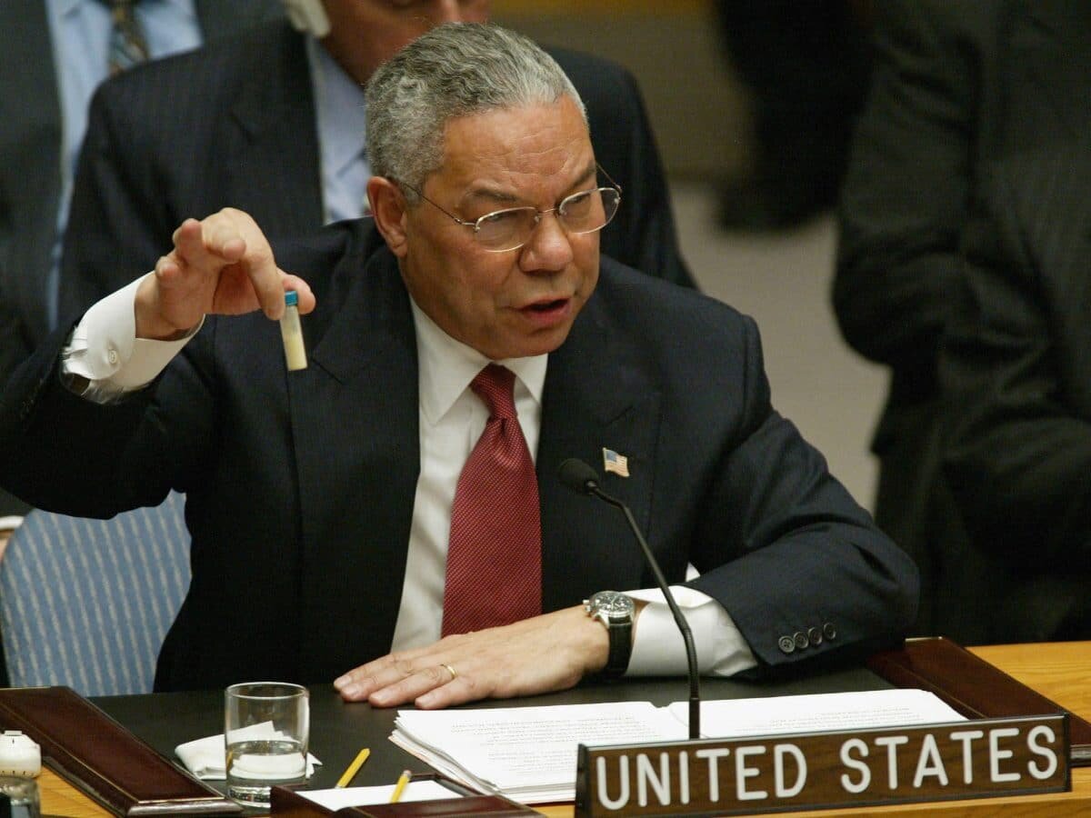    Представитель США на трибуне ООН трясет пробиркой, рассказывая о том, что нужно напасть на Саддама Хуссейна, чтобы лишить его оружия массового поражения. После нападения найти его у Ирака так и не удалось / © Timothy A. Clary, AFP via Getty Images