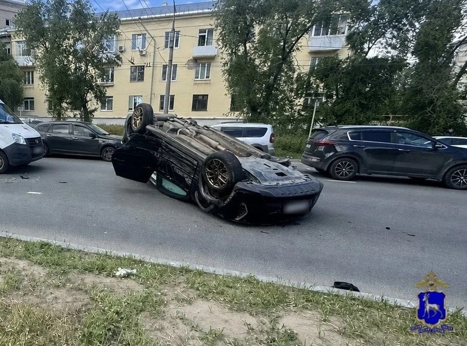    Китайский автомобиль опрокинулся на крышу после столкновения с Ford. ГУ МВД России по Самарской области