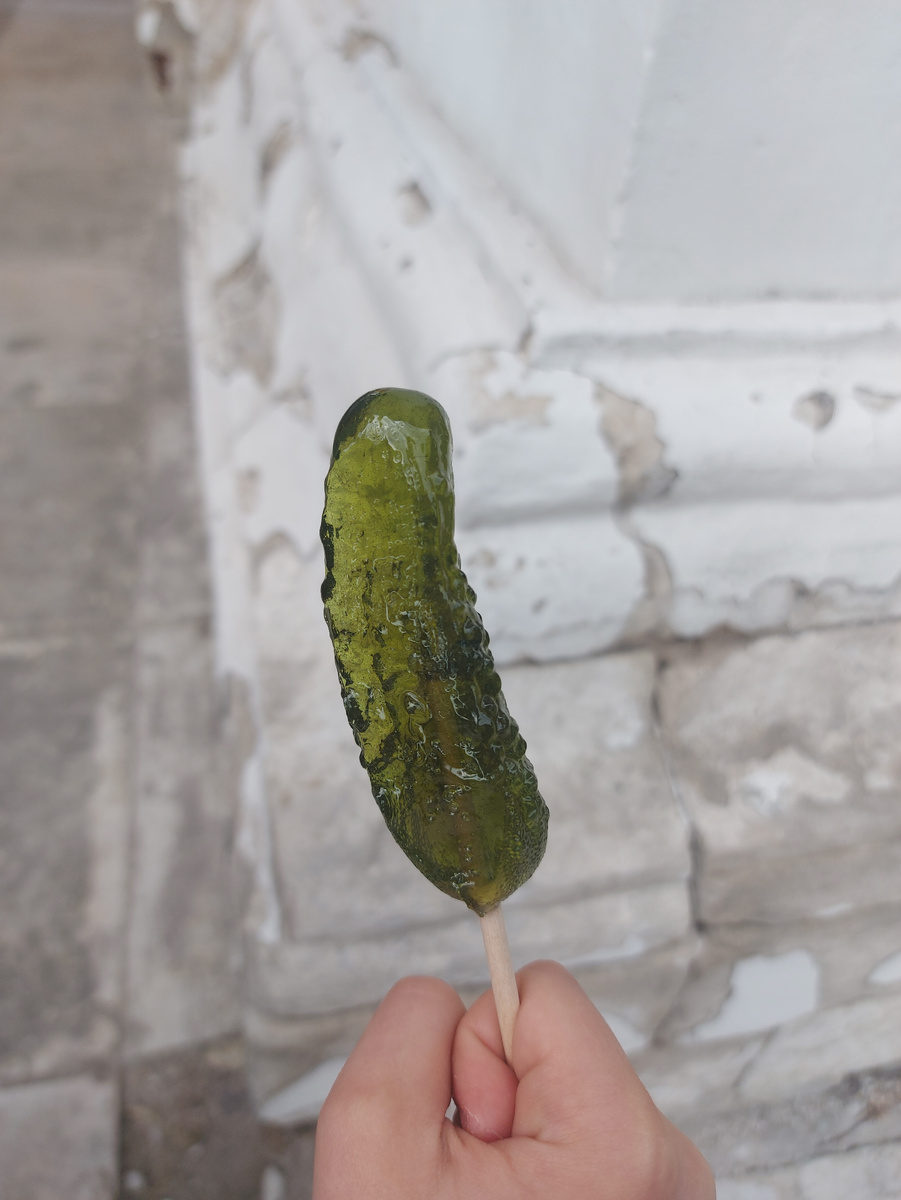 Купили в Рязани вот такой забавный леденец 😆 Я планировала ещё рассказать вам про этот город. Сейчас разгребусь с судами и дорасскажу, ладно?