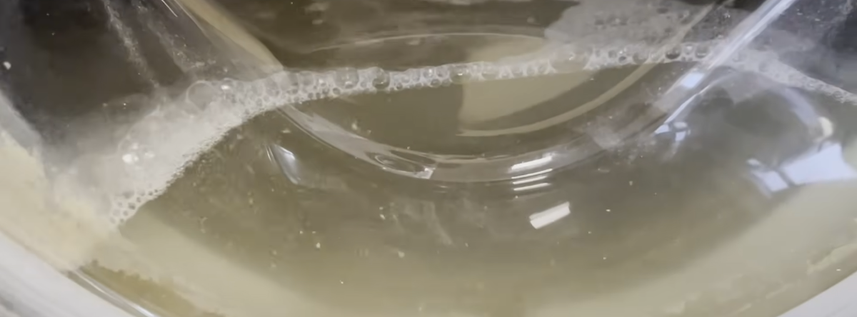 Грузная вода во время чистки