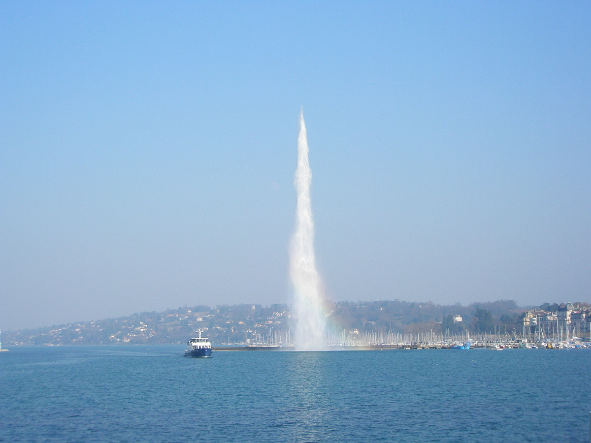 Женевский фонтан (фонтан Же-До, Jet d’Eau).  Фонтан находится в месте слияния Роны и Женевского озера, недалеко от набережной (Quai du Mont-Blanc) и английского сада.