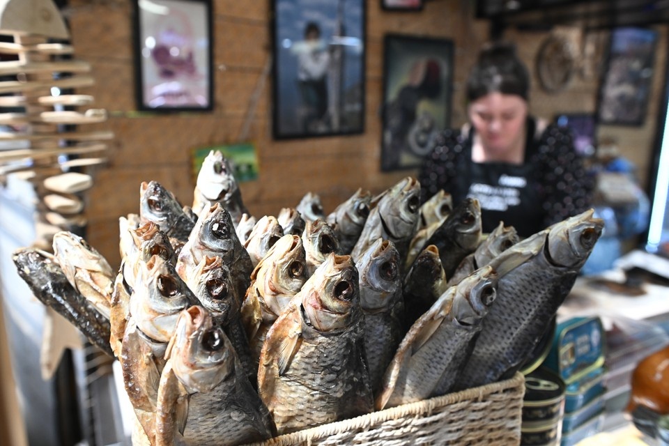    Особенно опасно покупать с рук мясо, рыбу, молочные продукты и домашние консервы. Иван МАКЕЕВ